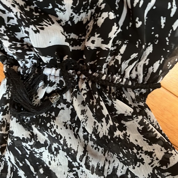 Beautiful top - Picture 2 of 4